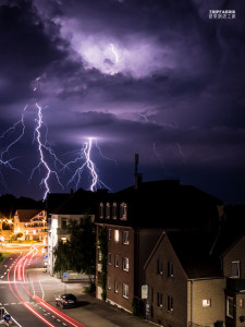 Unwetterwarnung und Blitz über Bielefeld Ostwestfalen Lippe Nordrheinwestfalen Deutschland Thunder Germany Christian Janzen